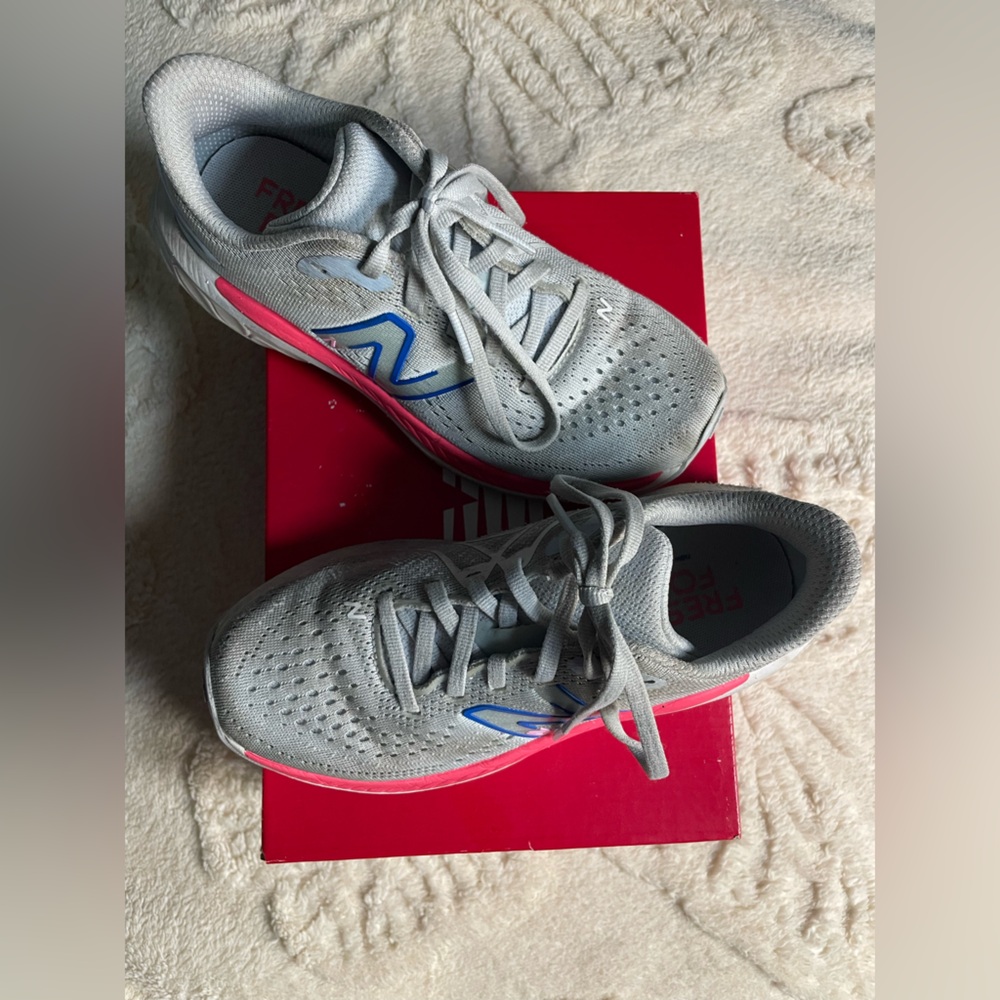 New Balance Fresh Foam X 860v13 kids 1.5 Sneakers with Blue and Pink Accents